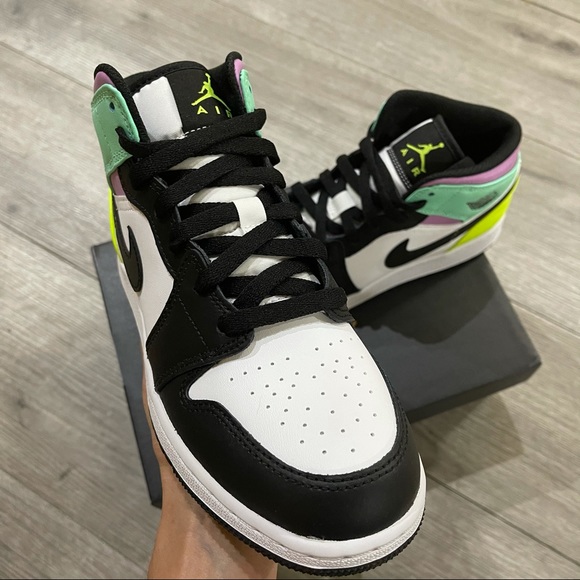 Air Jordan 1 Mid GS New - Picture 3 of 8